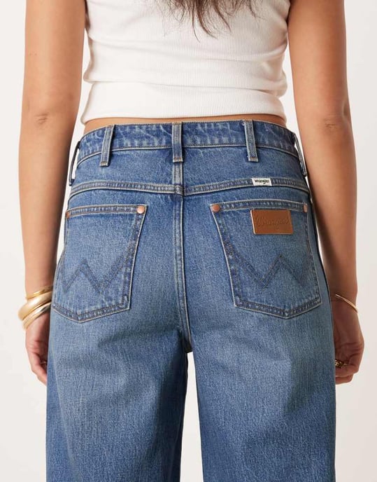 Wrangler löst rak passform jeans i tvättad mellanblå - Image 4
