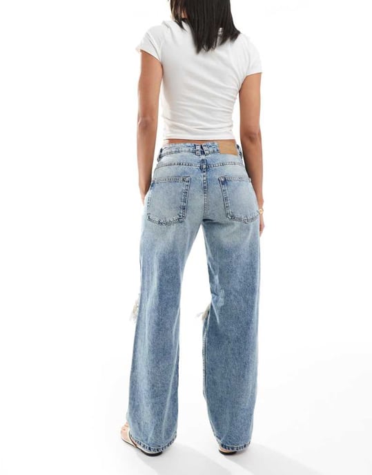 ASOS DESIGN låg midja baggy jeans med hål i ljus mellanblå - Image 2