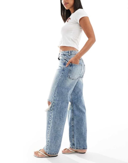 ASOS DESIGN låg midja baggy jeans med hål i ljus mellanblå - Image 3