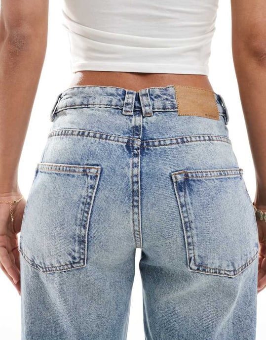 ASOS DESIGN låg midja baggy jeans med hål i ljus mellanblå - Image 4