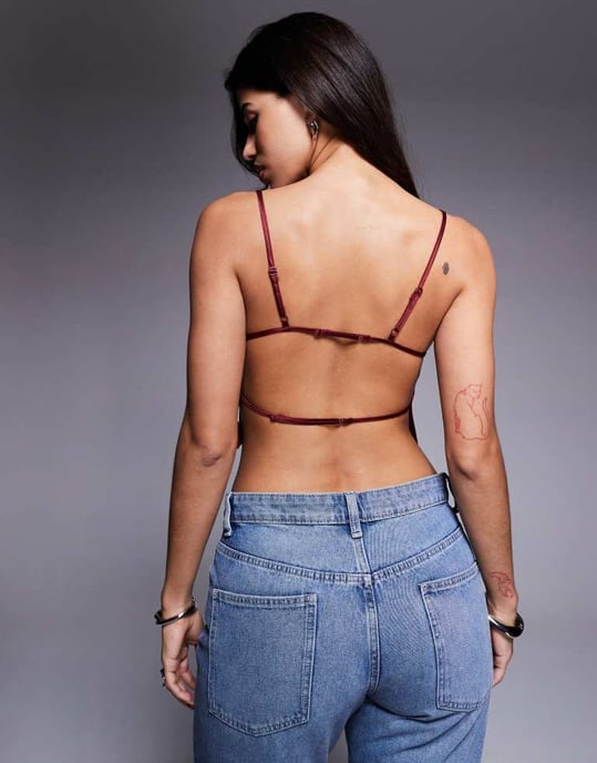 ASOS DESIGN satinglans öppen rygg topp med spännen i vinröd i scuba-liknande tyg - Image 4
