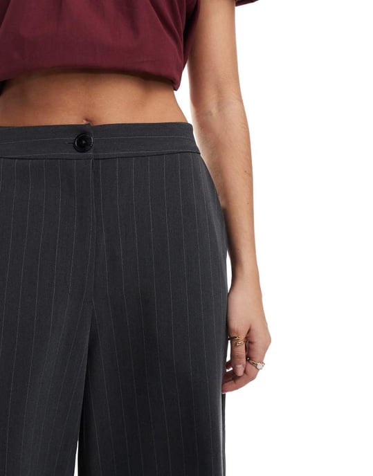 ASOS DESIGN skräddarsydda avslappnade raka byxor i kolgrå rand - Image 2