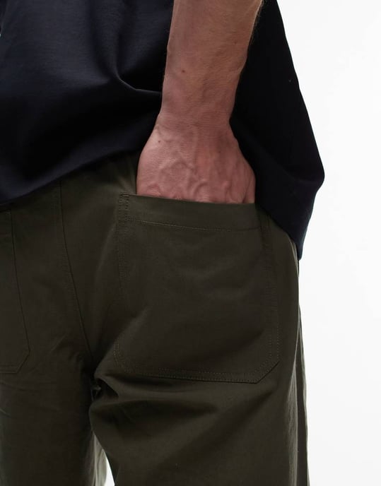 ARKET tung poplinbyxa med knappfront i khaki - Image 3