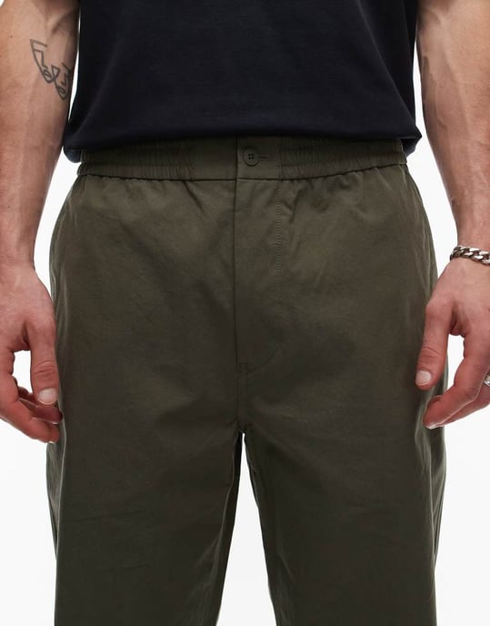 ARKET tung poplinbyxa med knappfront i khaki - Image 4