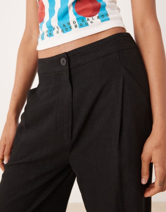 ASOS DESIGN Höga veckade tapered byxor med linne i svart - Image 2