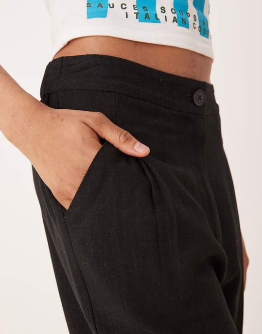 ASOS DESIGN Höga veckade tapered byxor med linne i svart - Image 4