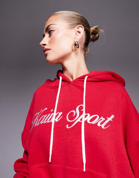 Kaiia bomullsmix sport broderad skriptlogotyp med dragsko hoodie set i röd och vit - Image 4