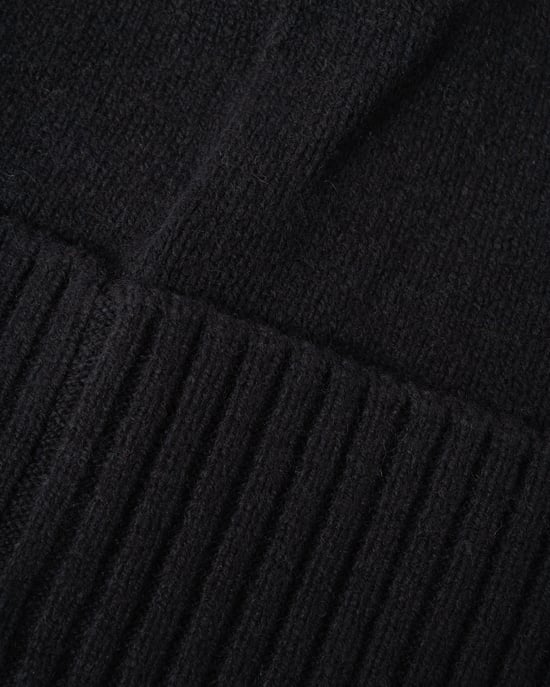 Akaio R Logo Detail Beanie in Black - Image 4