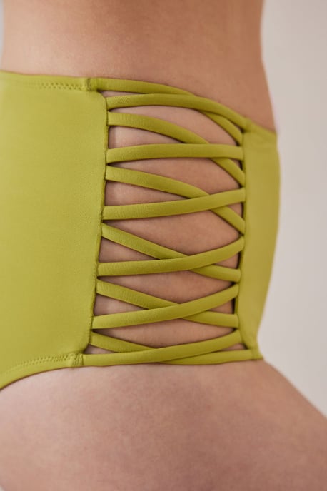 Högmidjade Bikiniunderdelar med Urtag - Image 3