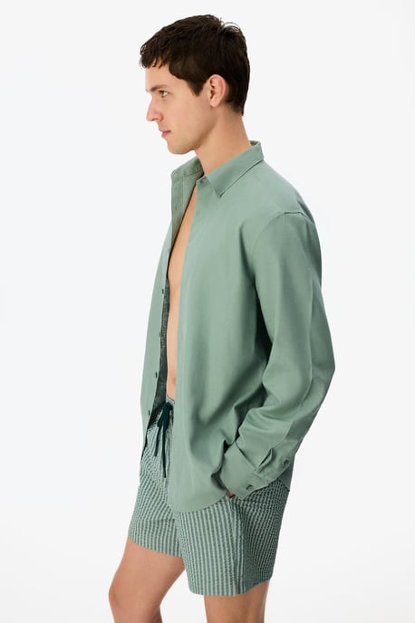 Herrers oversized långärmad linneskjorta - Image 4