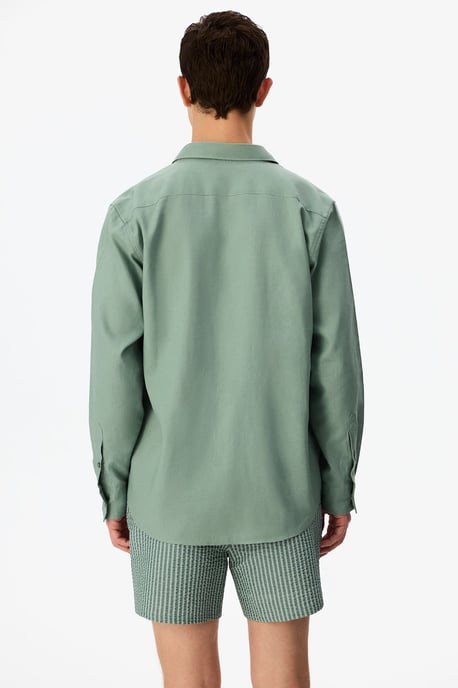 Herrers oversized långärmad linneskjorta - Image 6