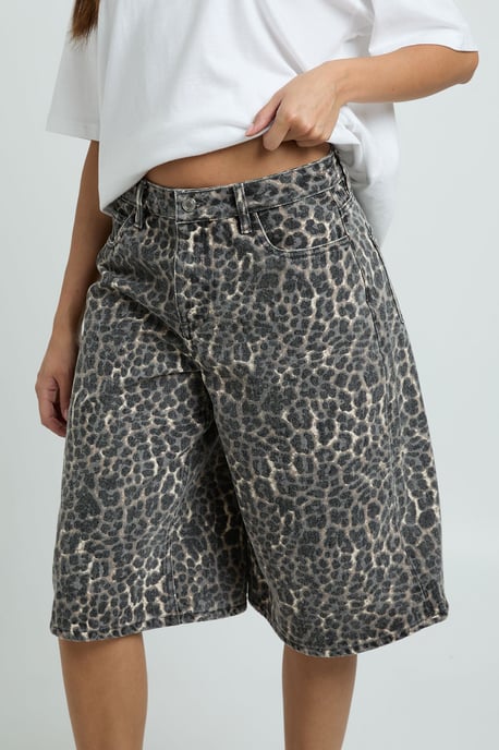 Longline Mid Rise Denim Jort - Image 3
