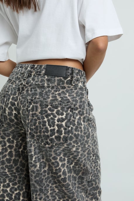 Longline Mid Rise Denim Jort - Image 4