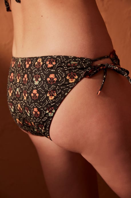 Blommig Bikinibyxa med Lågt Midje och Hålmönster - Image 3