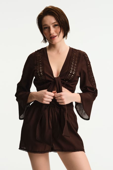 Kort blus med knytdetalj - Image 4