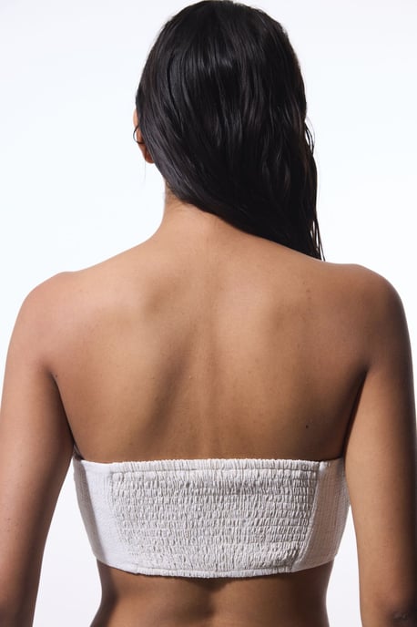 Kvinnors Off-Shoulder Plisserad Crop Top - Image 2