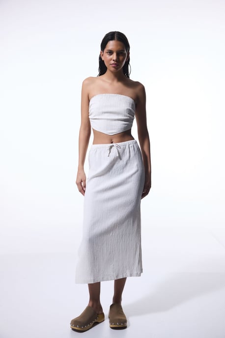 Kvinnors Off-Shoulder Plisserad Crop Top - Image 4