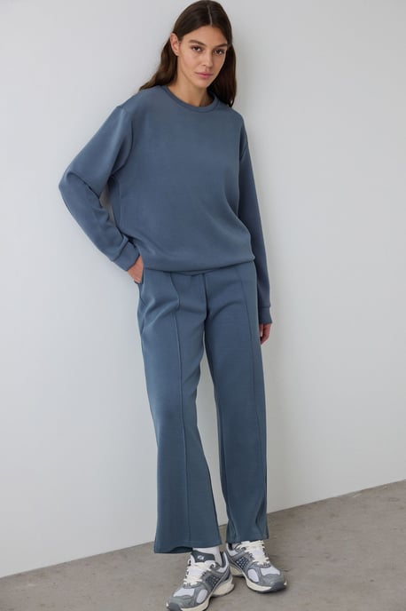 Oversized Ribbed Crew Neck Sweatshirt - Image 3