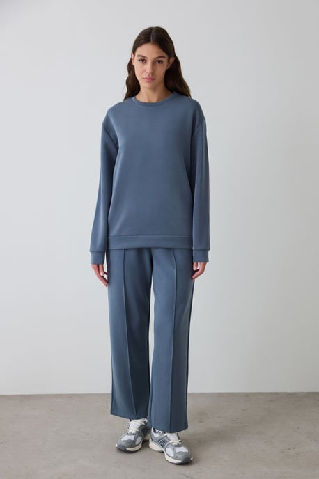 Oversized Ribbed Crew Neck Sweatshirt - Image 4