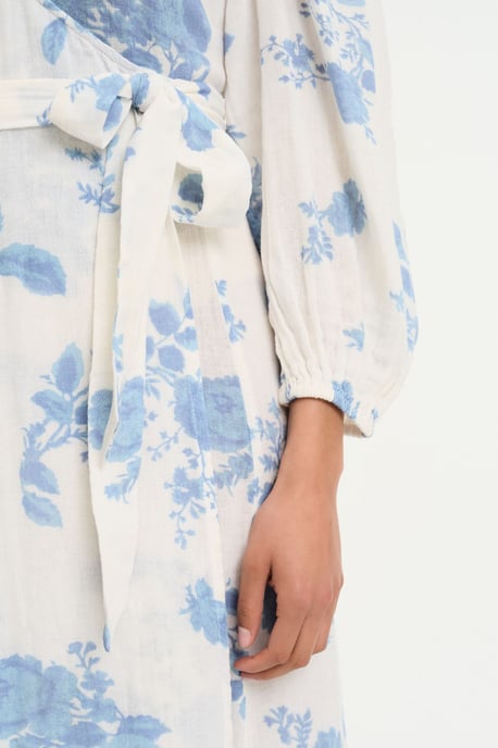 Blommig Off-Shoulder Maxiklänning med Bälte - Image 4