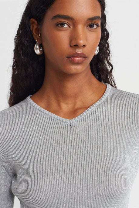 Women's Slim Fit V-Neck Ribbed Sweater - Image 3