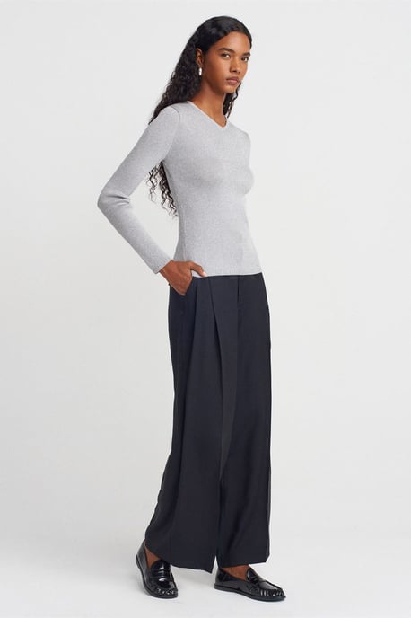 Women's Slim Fit V-Neck Ribbed Sweater - Image 4