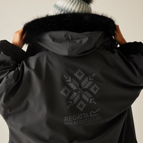 Regatta Adults Outdoor Waterproof Changing Robe Pro - Image 3
