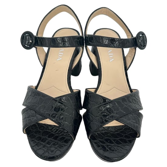 Prada zwarte platform sandalen met krokodillenprint en gekruiste bandjes in zwart lakleer. - Image 2