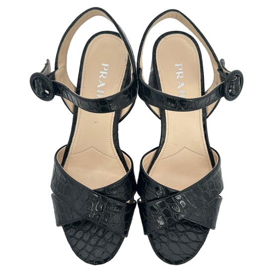 Prada zwarte platform sandalen met krokodillenprint en gekruiste bandjes in zwart lakleer. - Image 5
