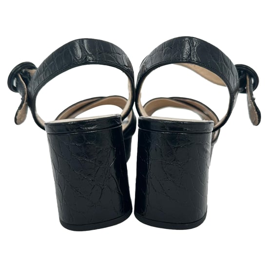 Prada zwarte platform sandalen met krokodillenprint en gekruiste bandjes in zwart lakleer. - Image 6