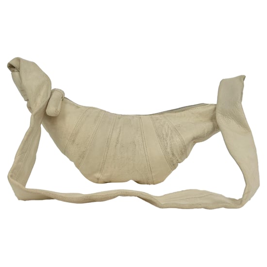 Lemaire Small Croissant Crossbodytas in crèmekleurig lamsleer - Image 1