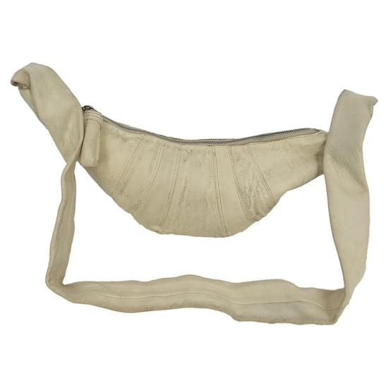 Lemaire Small Croissant Crossbodytas in crèmekleurig lamsleer - Image 2