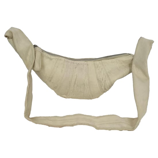 Lemaire Small Croissant Crossbodytas in crèmekleurig lamsleer - Image 3