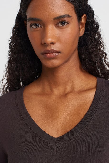 Women's V-Neck Knit Sweater With Side Slit - Image 3