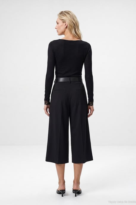Women’s Tailored Pull-On Shorts - Image 2