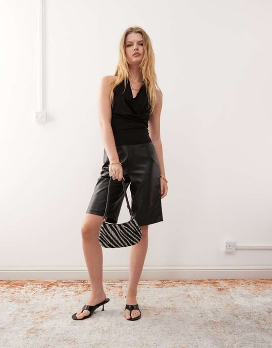 Veckodagsplunge draperad framhalterneck-topp med låg rygg i svart - Image 2