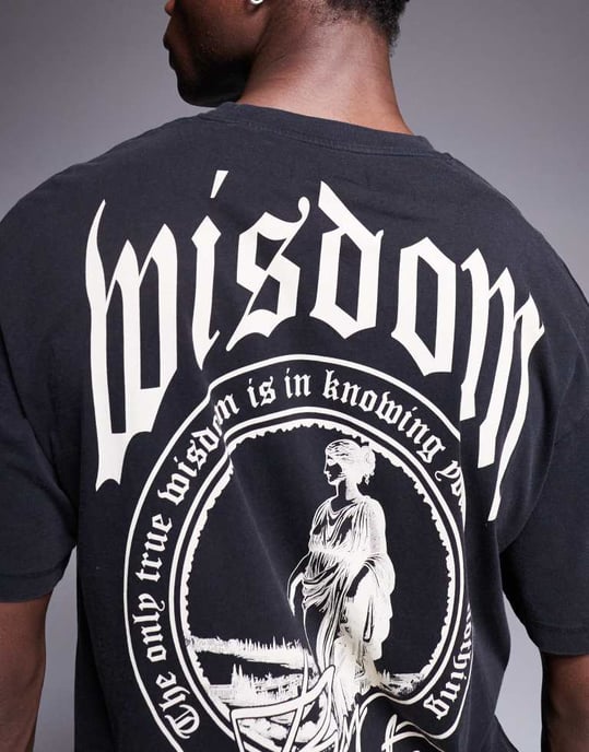 ADPT oversized t-shirt med gotisk baktryck i svart - Image 4