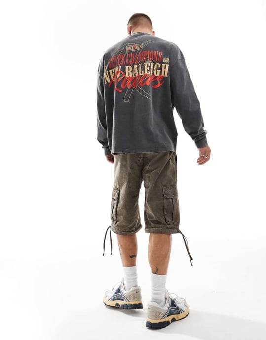ASOS DESIGN oversized t-shirt med lång ärm och racingtryck på bröstet och ryggen i tvättad svart - Image 2
