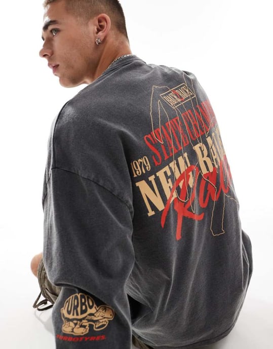 ASOS DESIGN oversized t-shirt med lång ärm och racingtryck på bröstet och ryggen i tvättad svart - Image 3