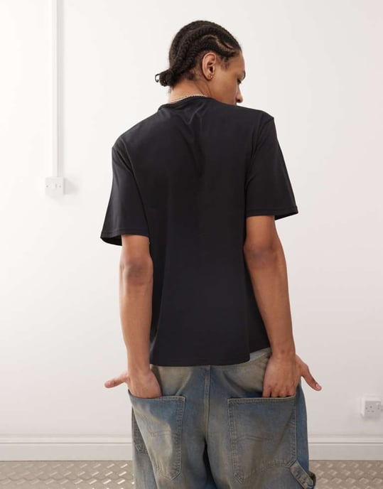 Timberland bröstgrafik logotyp t-shirt i svart - Image 4