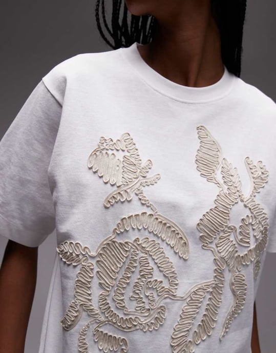 Topshop broderad blommig raffia oversized t-shirt i vit - Image 3