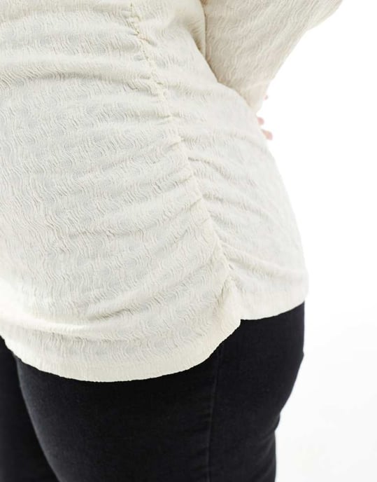 Vero Moda Curve texturerad rynkad långärmad topp i krämfärg - Image 2