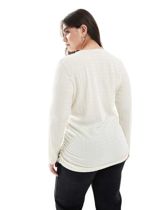 Vero Moda Curve texturerad rynkad långärmad topp i krämfärg - Image 4