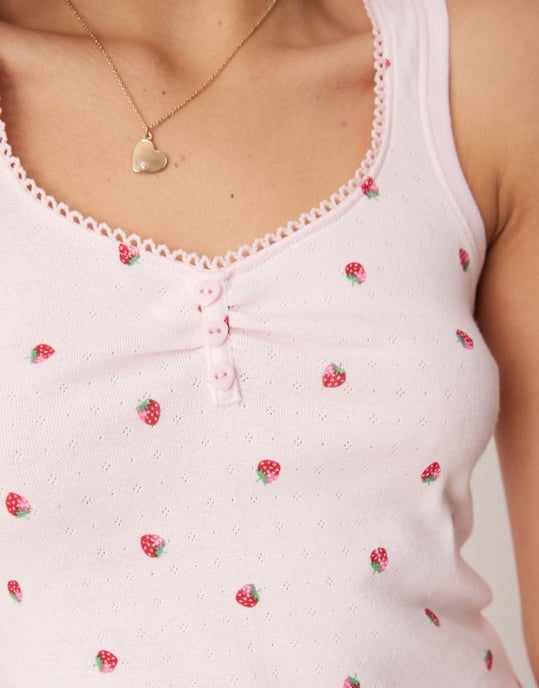 Boux Avenue spetsad jordgubbstryck cami och shortset i rosa - Image 3