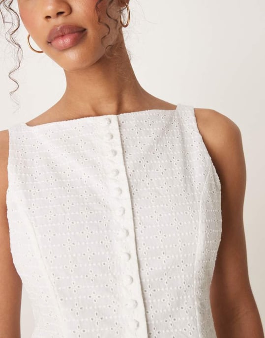 Glamorös drop waist broderad miniklänning i vitt - Image 2