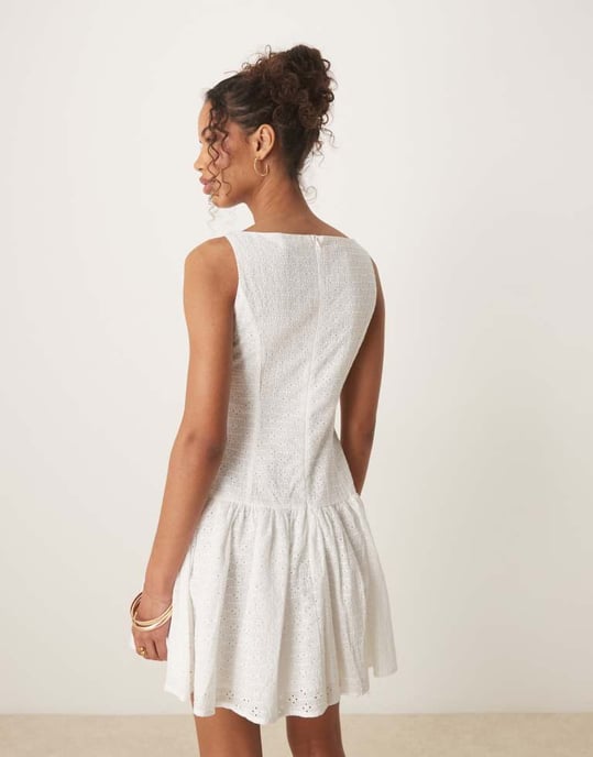 Glamorös drop waist broderad miniklänning i vitt - Image 3