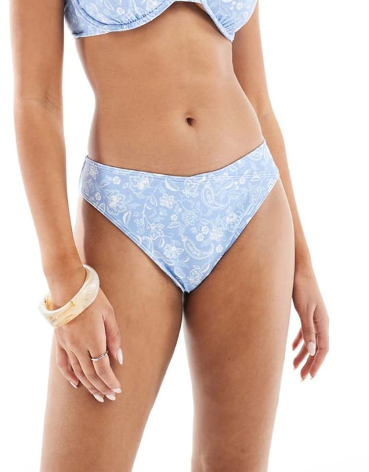 Hollister kurvig högmidjad bikiniunderdel i blå strandtryck - Image 1