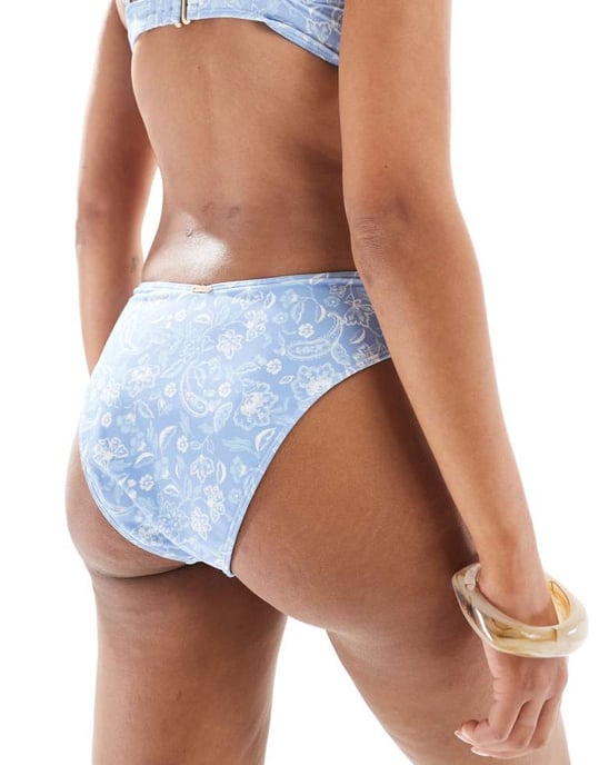 Hollister kurvig högmidjad bikiniunderdel i blå strandtryck - Image 4