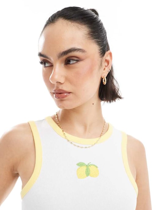 Pieces racerback t-shirt med broderad citrongrafik i vitt - Image 3