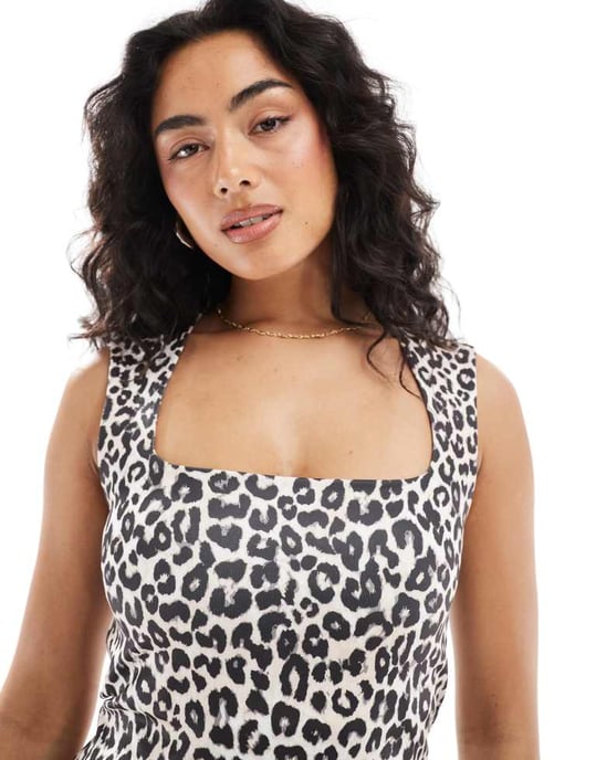Vero Moda fyrkantig halsringning ärmlös topp i leopardmönster - Image 2